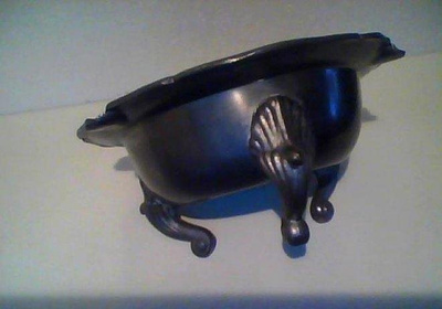 Tinatuhkakuppi jaloilla leimattu