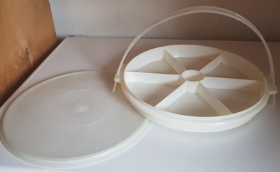 TARJOILU/DIPPI ASTIA, TUPPERWARE  KANTOKAHVALLA JA KANNELLA