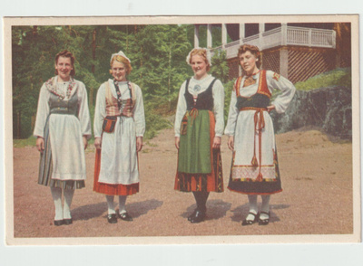 Naiset kansallispuvuissaan