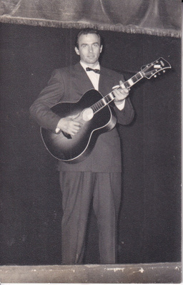 Tapio Rautavaara. lavalla. e273