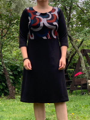 Teetetty kuviollinen mekko M