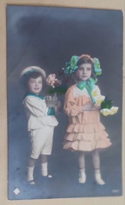 Lapset menossa onnittelemaan kukkien kanssa, p. 1914