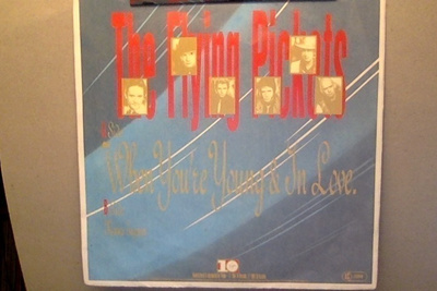 THE FLYING PICKETS::WHEN YOU'RE YOUNG & IN LOVE::VINYYLI  7"