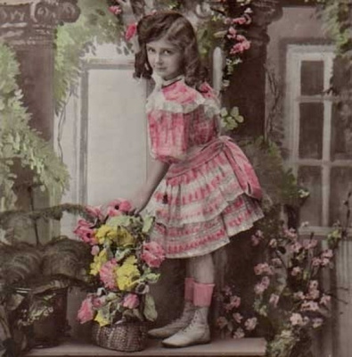 LAPSI / Viehättävä pieni tyttö portaalla. 1900-l.