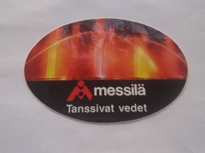 MESSILÄ TANSSIVAT VEDET tarra