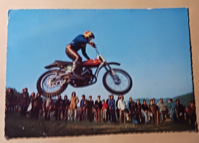 Motocross, ilmassa katsojien edessä, p. 1980