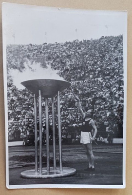 Paavo Nurmi sytyttää Olympiatulen 1952, vkpk, ei p.
