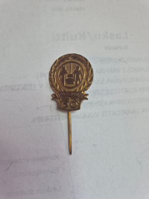 Osuuskauppaliike 50v 1904-1954 -rintamerkki     (13049)