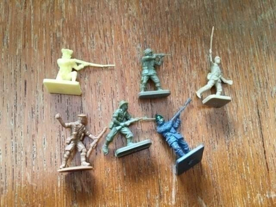 Iso määrä erilaisia pienoismallisotilaita 1:72