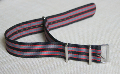 NATO -  22mm " Bond " tyylinen musta/harmaa/punainen ranneke
