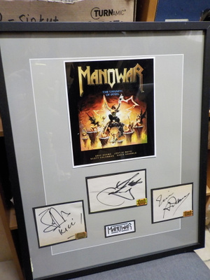 MANOWAR TAULU KOLMELLA NIMMARILLA