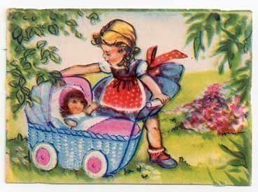 EO 8002 / NELKKU: Nukkeäiti - nukke sinisissä korivaunuissa.