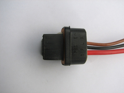 Liitinpistoke Delco CS laturiin
