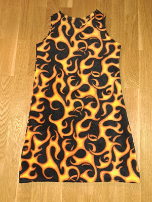 Liekkikuvioinen liivimekko koko noin 140cm