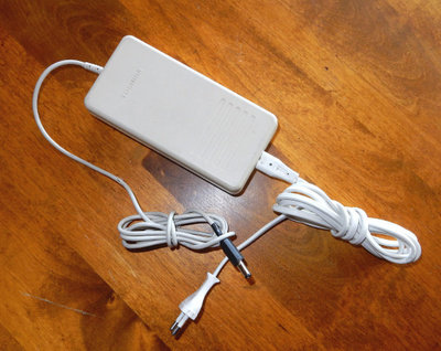 Toshiba 15 V kannettavan virtalähde