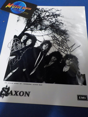 SAXON B/W KUVA KOLMELLA NIMMARILLA