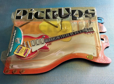 KISS : Ace Frehley PickUps minikitara + bonus