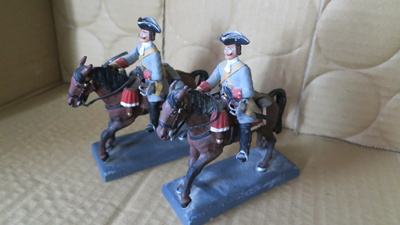 DEA: kaksi Piedmont 1706 ratsumies -figuuria