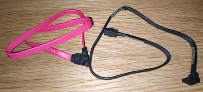 2kpl SATA Serial-ATA -kaapeleita