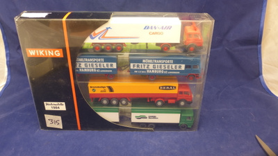 315 NELJÄ WIKING H0-PIENOISAUTOA JUHLASARJASSA 1:87