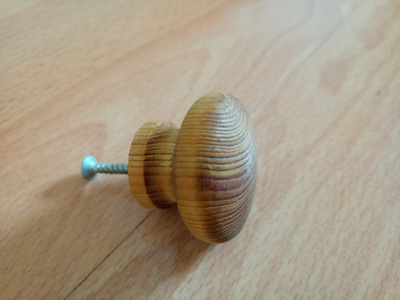 Puinen nuppivedin mänty