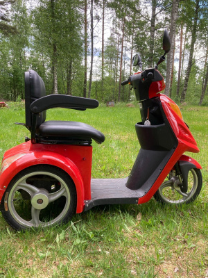 Sähköllä toimiva kolmipyörä