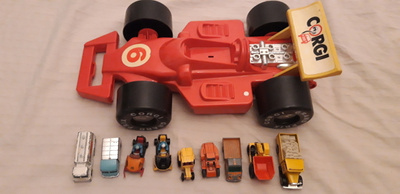 10kpl huonoa Corgi jr tai Husky ja 1 carry case