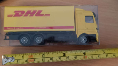 Kuorma-auto DHL logolla