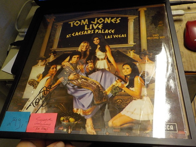 TOM JONES TAULU ITSE MESTARIN NIMIKIRJOITUKSELLA !