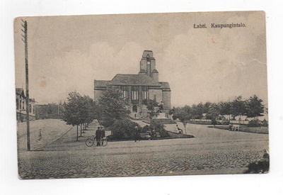 LAHTI: Kaupungintalo ja polkupyöräilija mukulakivikadulla