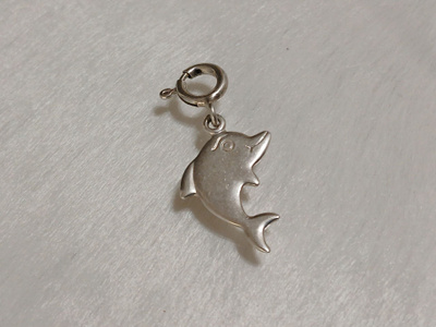 Hopeinen delfiini- Hela Charm 835