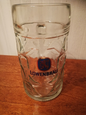 Saksalainen Löwembräu olut tuoppi