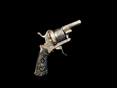 Tyylikäs Defender 89 -piikkipatruunarevolveri, 1880-l.