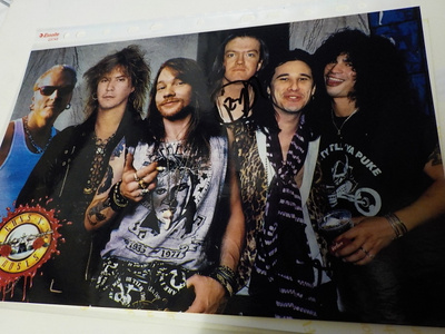 GUNS N ROSES A4 KOKOINEN KUVA KAHDELLA NIMMARILLA