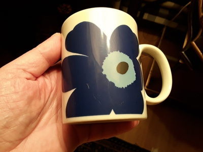Vanhempi marimekko unikkomuki. 2005