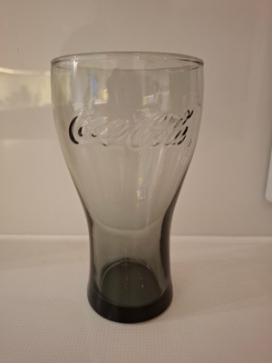 Hieno Coca Cola lasi , savunharmaa