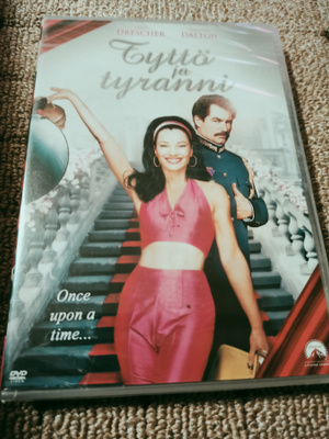Tyttö ja tyranni - Timothy Dalton