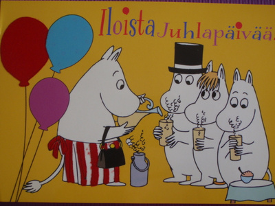 Muumimamma kaataa juomaa toisille