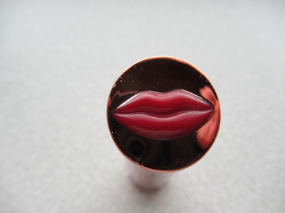 REVOLUTION  Satin Kiss huulipuna, sävy Ruby 3,5 g