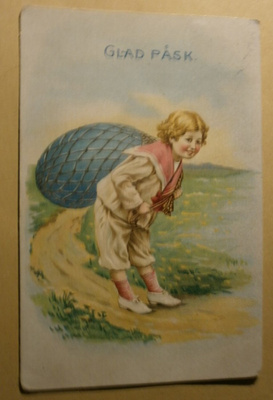 Lapsi kantaa jättimäistä Pääsiäismunaa, p. 1913