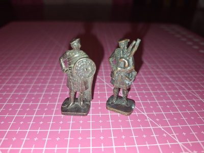 Kinder metallihahmo