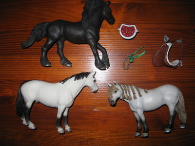 3 SCHLEICH HEVOSTA JA 3 TARVIKETTA