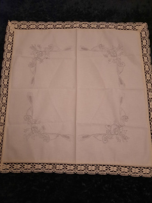 Piirretty liina 80x80cm   reunassa pitsi