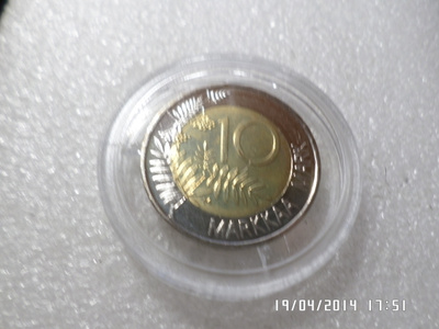 10  markkaa 1999  EU- puh, johtajuus  juhlaraha  pillerissä.