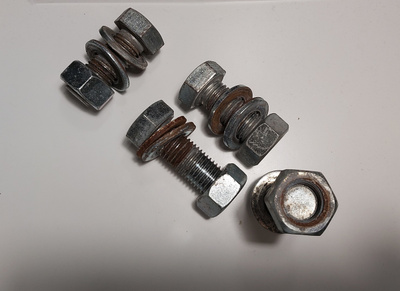 4 kpl Suuret pultit + mutterit halkaisija 2 cm