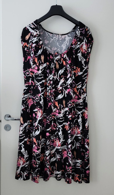 a-mallinen mekko XL