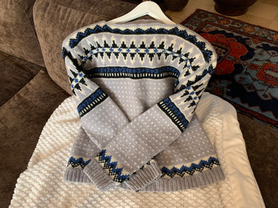 Käsinneulottu kirjoneule M