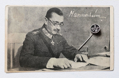 Mannerheim postikortti (KENTTÄPOSTIA) ja Marskin neulamerkki