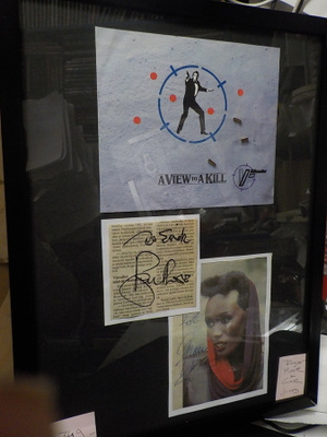 JAMES BOND TAULU ROGER MOOREN JA GRACE JONES NIMMARIT