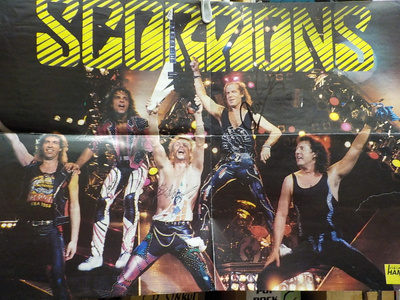 SCORPIONS JULISTE NELJÄLLÄ NIMMARILLA